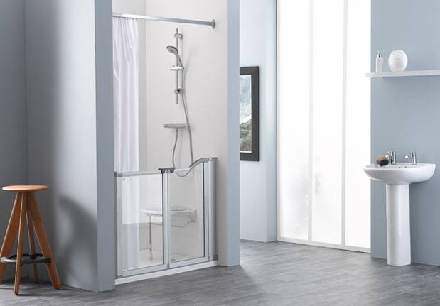 A single bi-folding half height shower door from the EASA Evolution range encloses this alcove shower