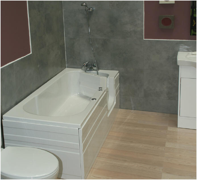 AVENTIS traditional low level style walk in bath